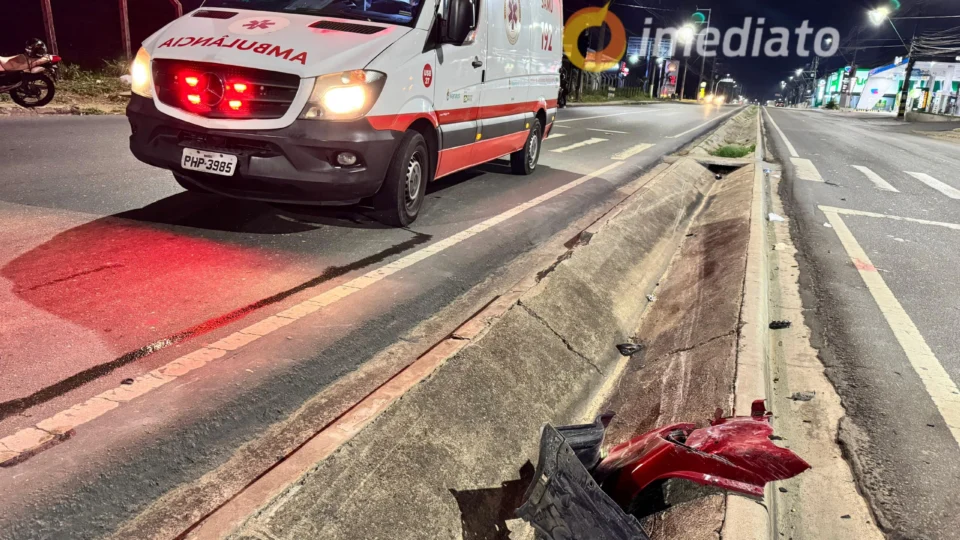 Colisão entre carro e moto deixa casal ferido na Avenida Torquato Tapajós