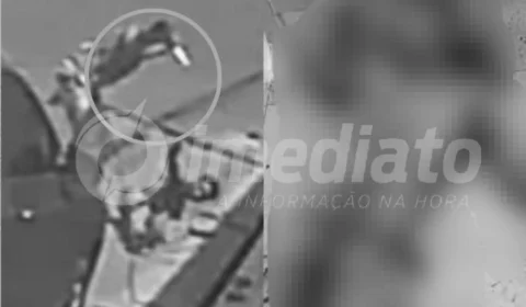 VEJA VÍDEO: homem mata suposto assaltante a facadas ao encontrá-lo na rua