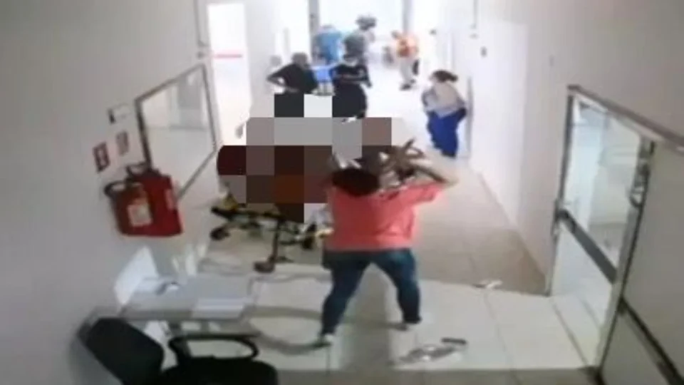 VEJA VÍDEO: mulher invade hospital e desfere 30 facadas em paciente