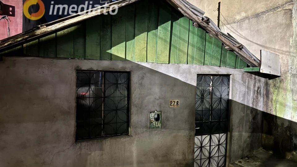 Mulher é presa após invadir casa e matar idoso com golpes de terçado em Manaus
