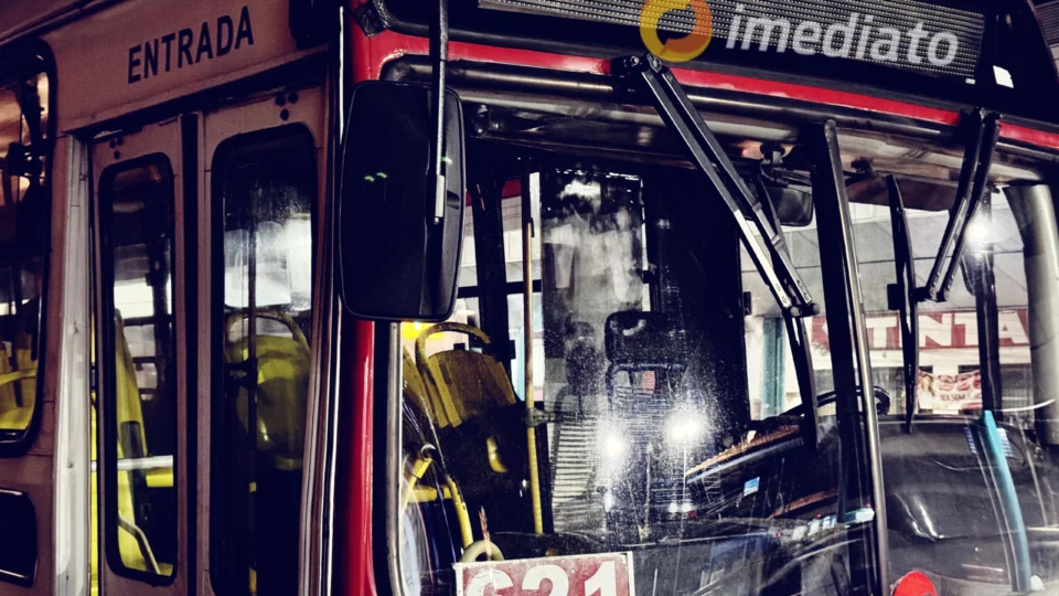 Criminosos armados assaltam ônibus da linha 621 e causam pânico entre passageiros em Manaus