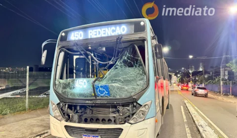 Ônibus da linha 450 colide em traseira de veículo da mesma empresa na Avenida Pedro Teixeira