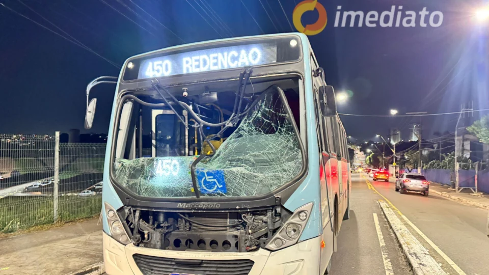 Ônibus da linha 450 colide em traseira de veículo da mesma empresa na Avenida Pedro Teixeira