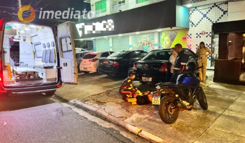 Colisão entre carro e moto deixa motorista de aplicativo ferido na Avenida Djalma Batista