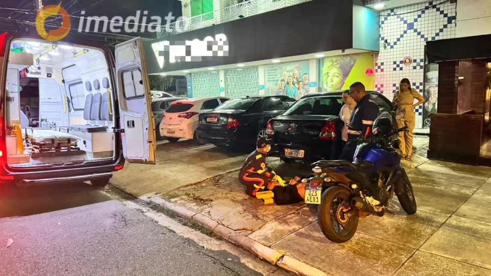 Colisão entre carro e moto deixa motorista de aplicativo ferido na Avenida Djalma Batista