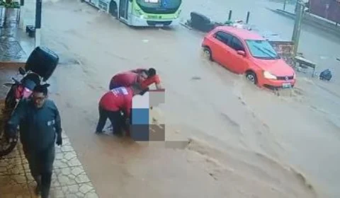 VEJA VÍDEO: mulher se afoga enquanto é arrastada por enxurrada