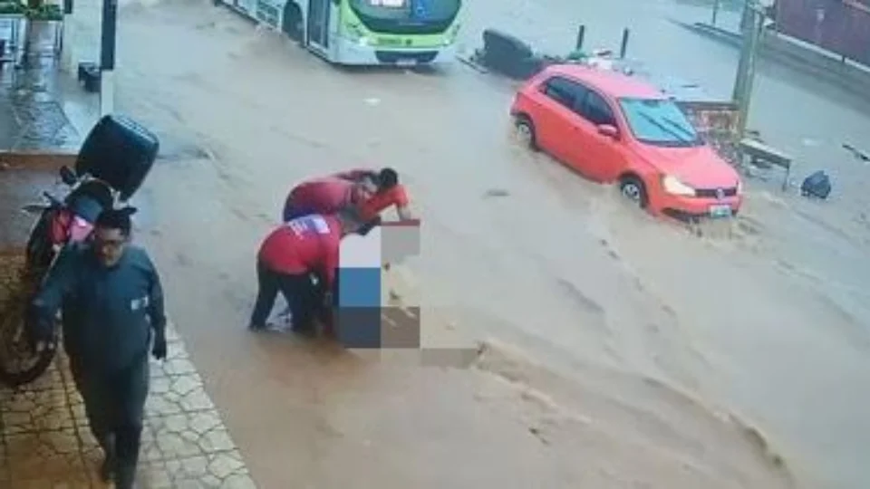 VEJA VÍDEO: mulher se afoga enquanto é arrastada por enxurrada