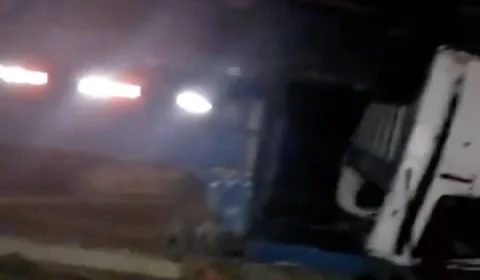 Caçamba capota na AM-352 e mata homem em Novo Airão