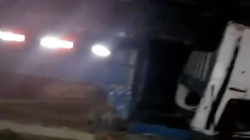 Caçamba capota na AM-352 e mata homem em Novo Airão