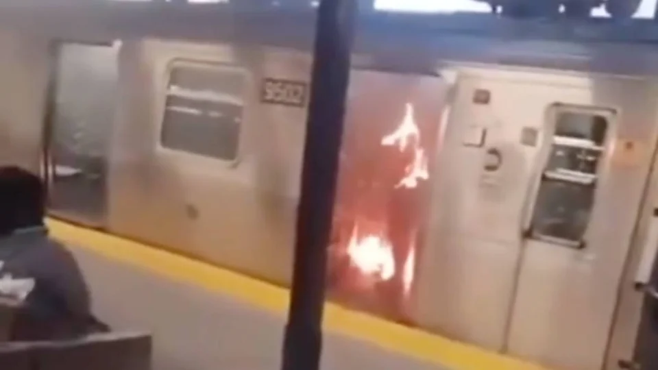 IMAGENS FORTES: Uma mulher morreu queimada viva no metrô de Nova Iorque