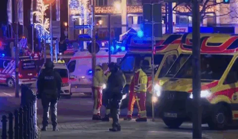 IMAGENS FORTES: Veja momento em que terrorista invade e atropela dezenas de pessoas em feira de Natal na Alemanha