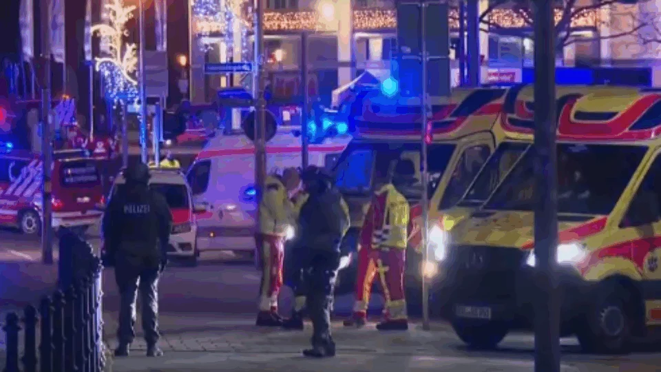 IMAGENS FORTES: Veja momento em que terrorista invade e atropela dezenas de pessoas em feira de Natal na Alemanha
