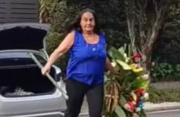 Mulher presa por injúria racial em frente à casa de Lula é solta por juiz