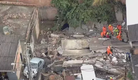 Casa desaba em Belo Horizonte e deixa jovem soterrada