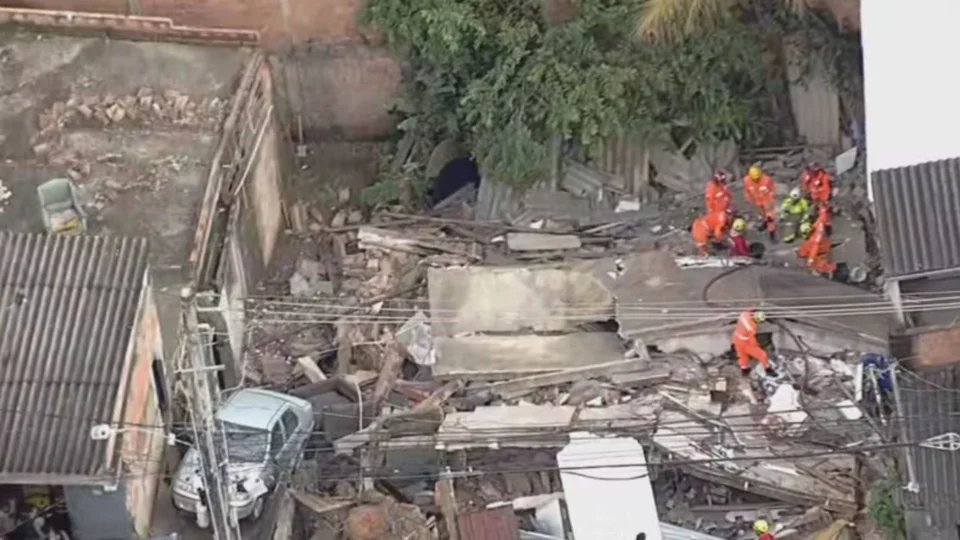 Casa desaba em Belo Horizonte e deixa jovem soterrada