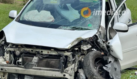 Acidente no V8 deixa carro destruído em cima de calçada