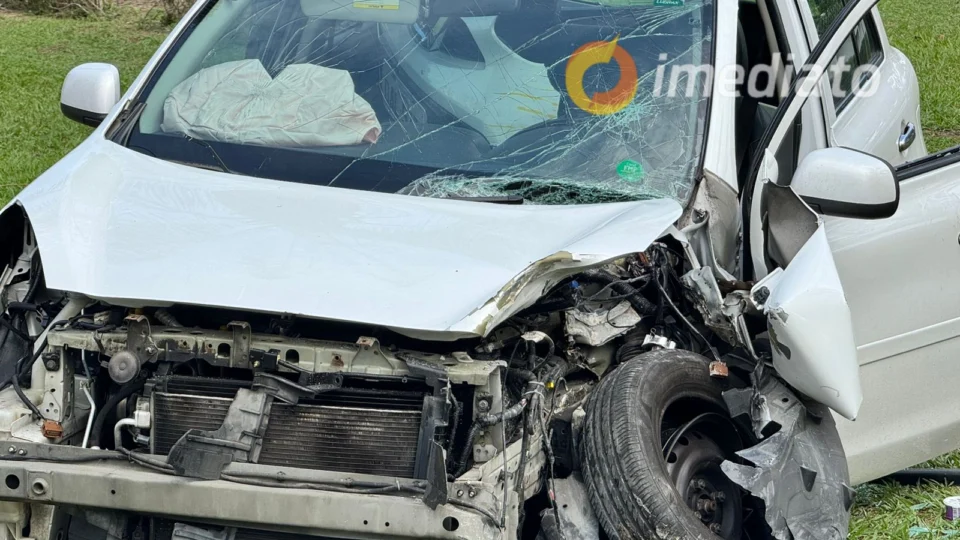 Acidente no V8 deixa carro destruído em cima de calçada