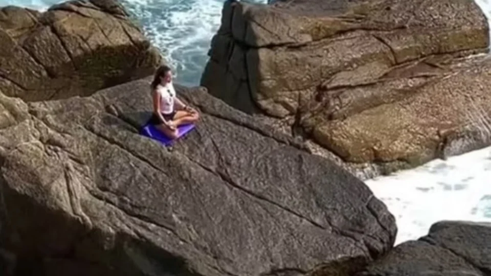 Atriz morre arrastada por onda gigante enquanto fazia yoga em pedra