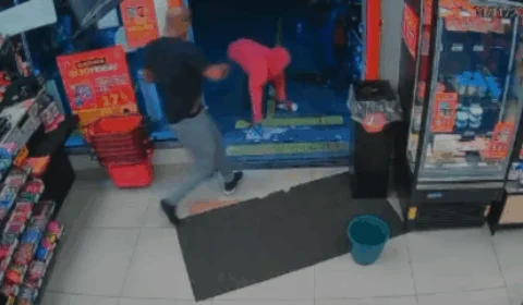 VEJA VÍDEO: imagens mostram PM atirando 11 vezes em homem dentro de mercado