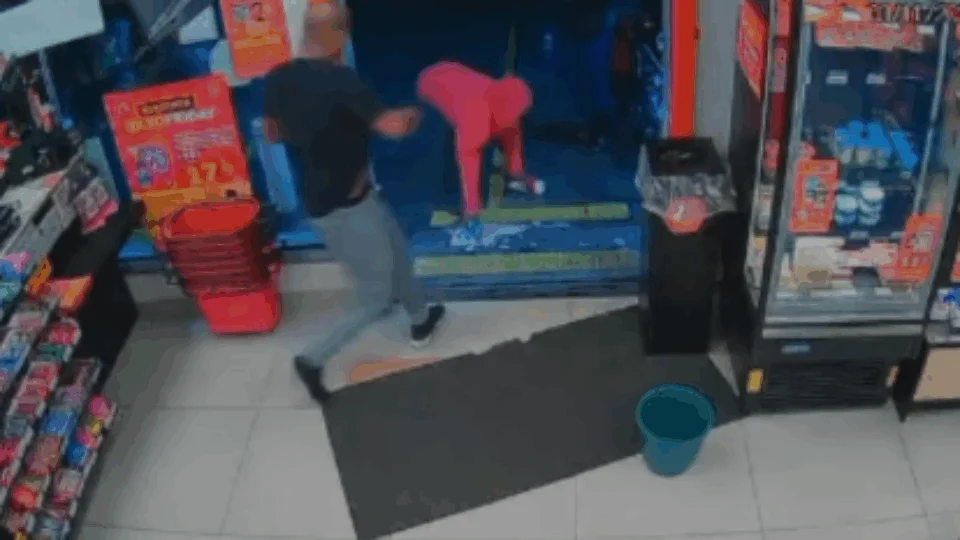 VEJA VÍDEO: imagens mostram PM atirando 11 vezes em homem dentro de mercado