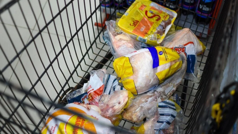 Mais de 80 produtos vencidos são apreendidos em supermercado de Manaus