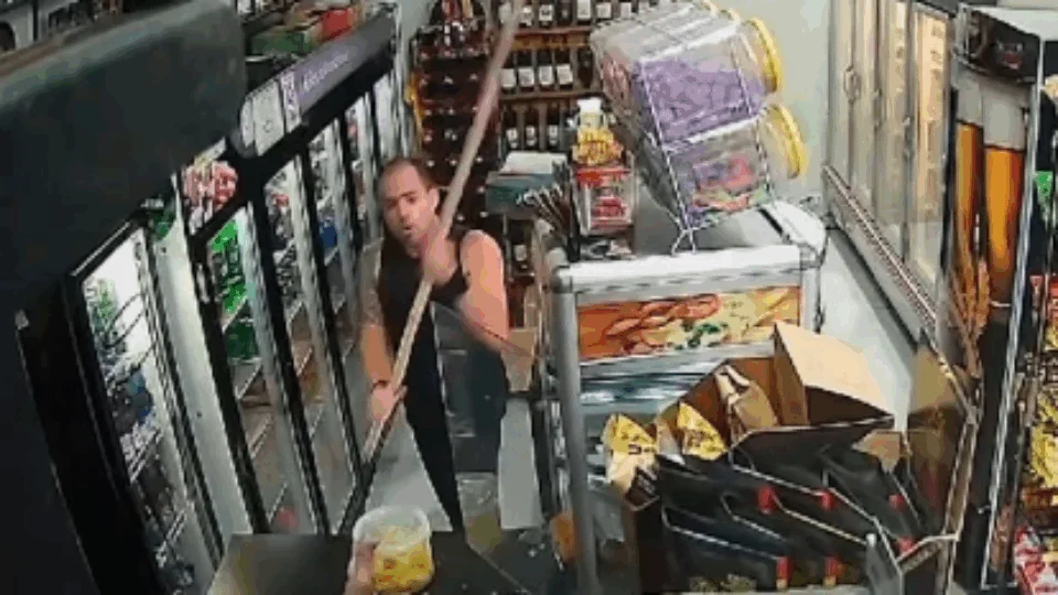 VEJA VÍDEO: major da PM invade adega e agride funcionário com pauladas