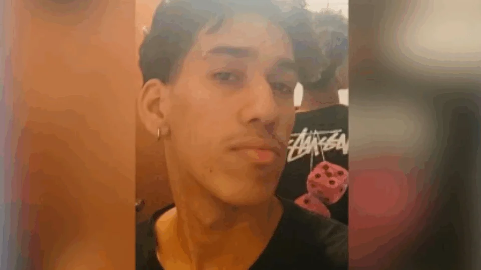 Adolescente morre após levar choque enquanto usava celular carregando