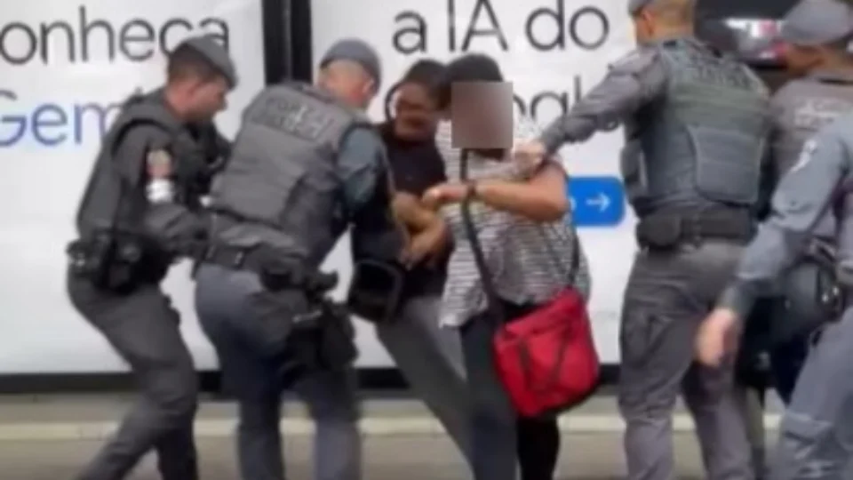 VÍDEO: veja momento em que mulher é imobilizada enquanto mantinha refém