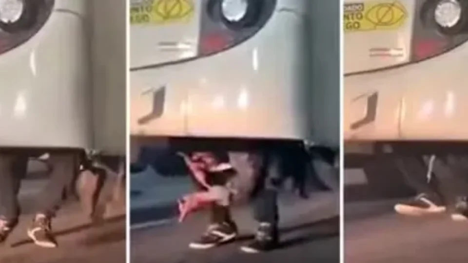 Homem é flagrado viajando na parte inferior de ônibus 
