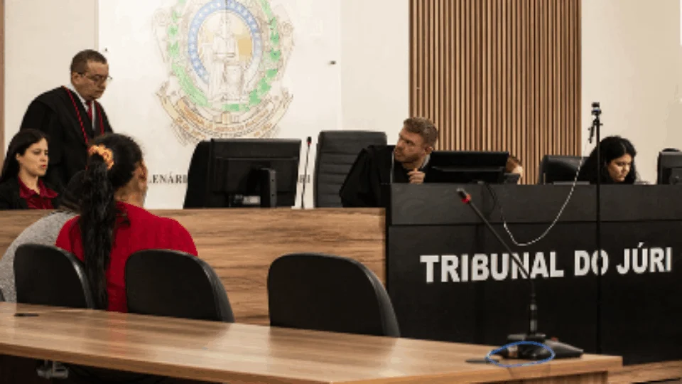 Pai e madrasta acusados de tentar matar criança são julgados em Manaus