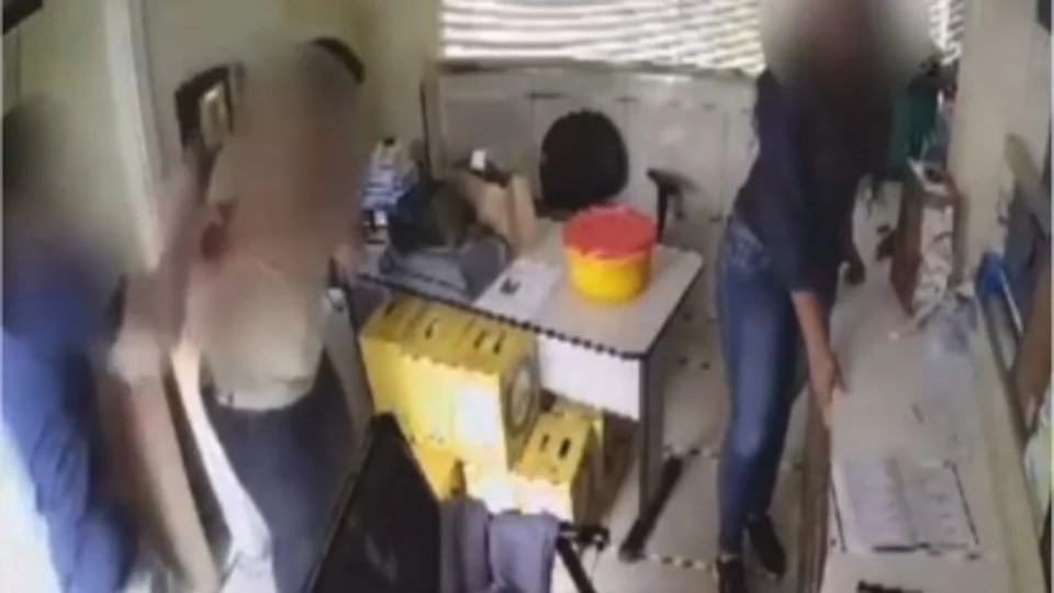 VEJA VÍDEO: morador agride com socos e ameaça de morte zelador de condomínio