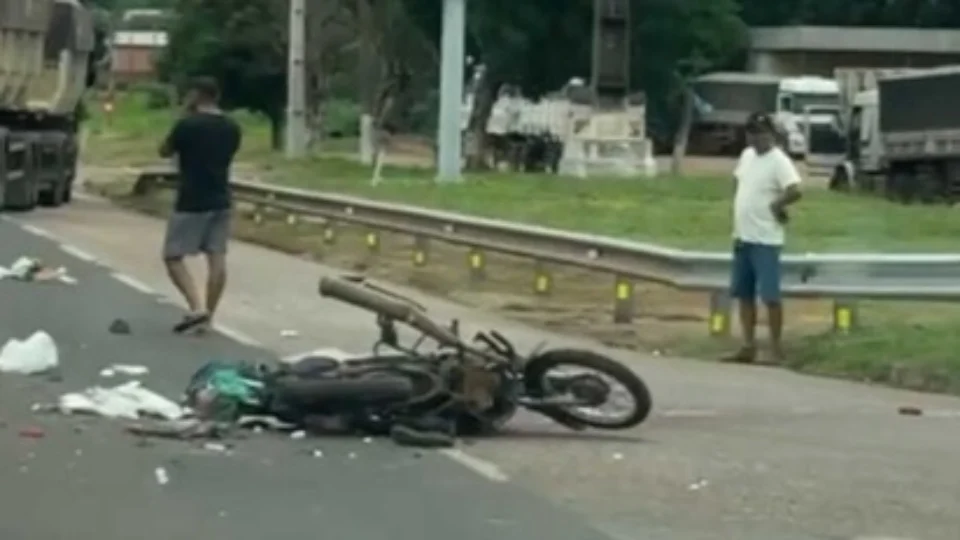 VEJA VÍDEO: coração de motociclista fica exposto em via após acidente fatal