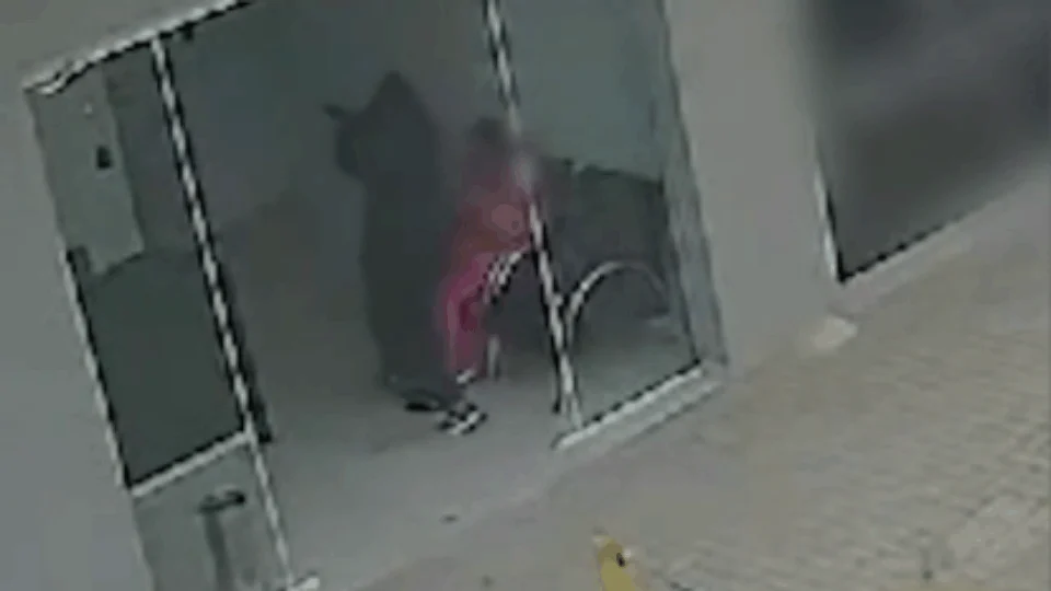 VEJA VÍDEO: homem invade consultório do namorado da ex-companheira e dispara arma de fogo