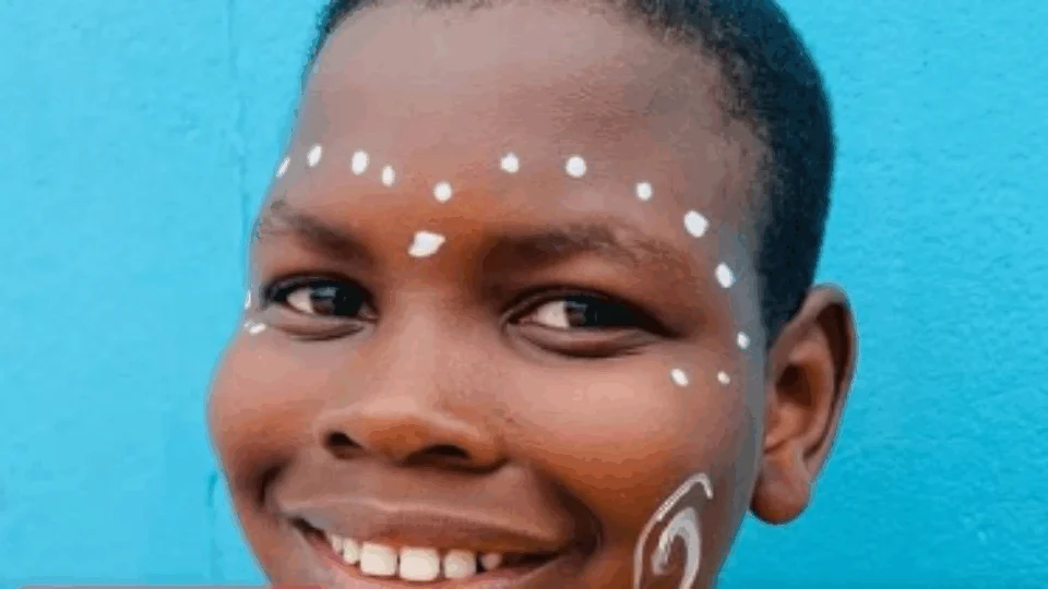 Criança de 9 anos morre prensada entre dois ônibus escolares