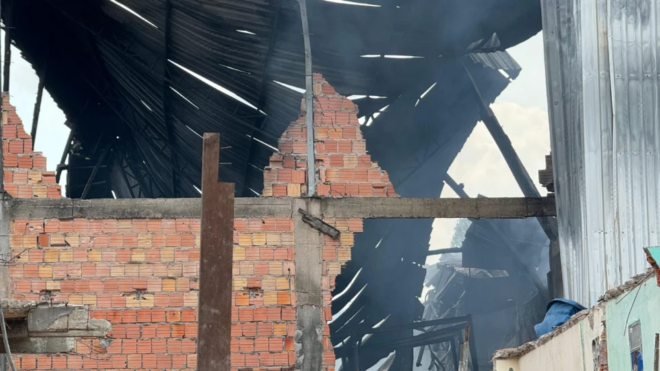 Incêndio devasta comércio e deixa famílias desabrigadas no Jorge Teixeira