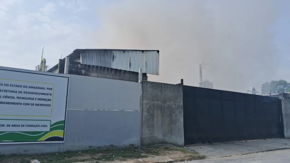 Incêndio volta a atingir fábrica de recicláveis no Distrito Industrial 2