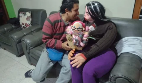 Colombiano viraliza nas redes sociais com “família de bonecos” e debate sobre solidão