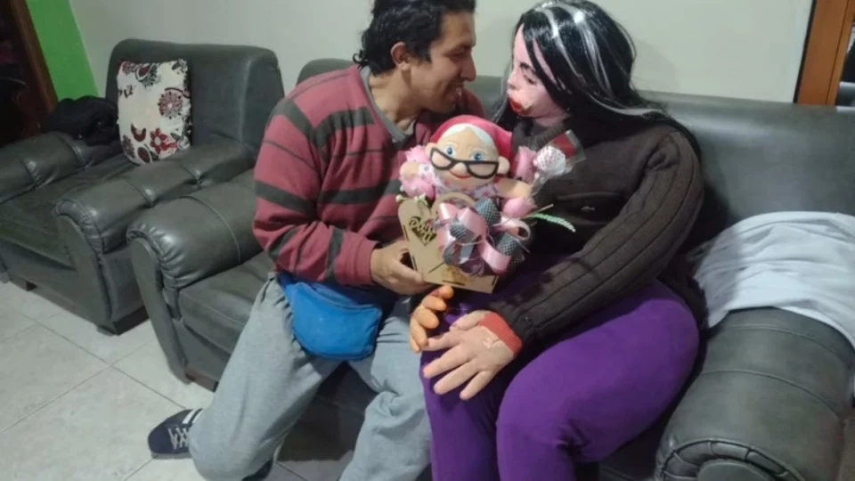 Colombiano viraliza nas redes sociais com “família de bonecos” e debate sobre solidão