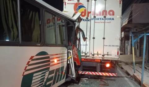 Colisão entre micro-ônibus e caminhão provoca transtornos na zona leste de Manaus