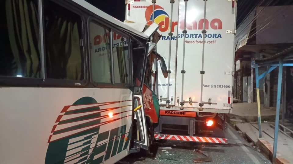 Colisão entre micro-ônibus e caminhão provoca transtornos na zona leste de Manaus