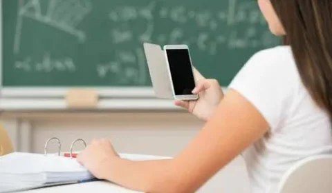 Proibição de celulares em sala de aula promete melhorar foco e interação nas escolas