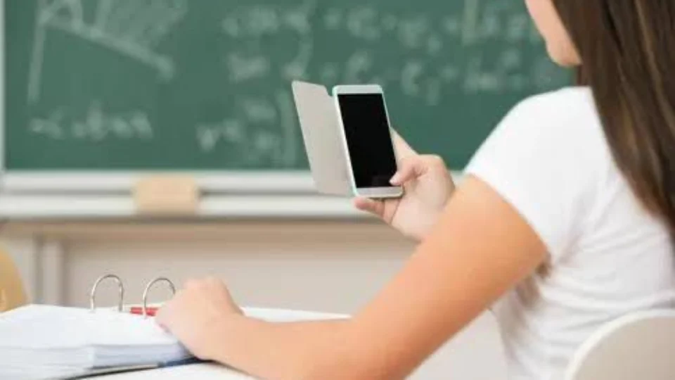 Proibição de celulares em sala de aula promete melhorar foco e interação nas escolas