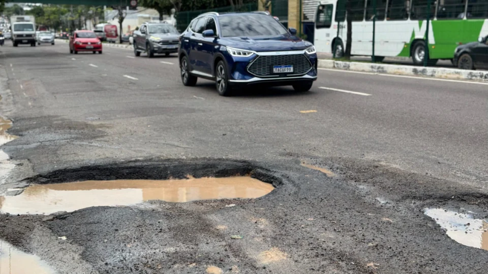 Buraco na Avenida de Djalma Batista coloca motoristas em risco