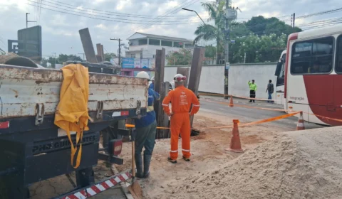 Rompimento de tubulação deixa bairros sem água em Manaus