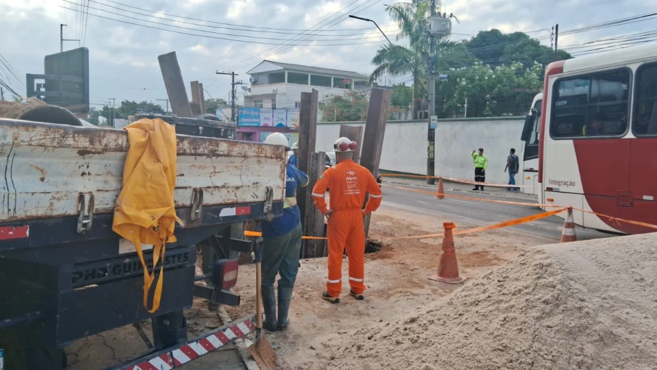 Rompimento de tubulação deixa bairros sem água em Manaus