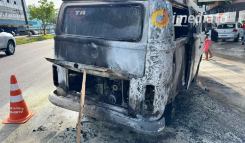 Kombi pega fogo durante abastecimento em posto de combustível na Zona Norte de Manaus