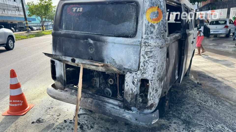 Kombi pega fogo durante abastecimento em posto de combustível na Zona Norte de Manaus