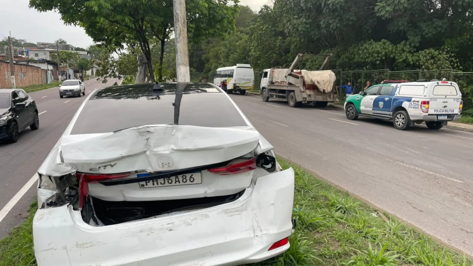 Acidente na Avenida Margarita deixa trânsito lento e provoca danos materiais