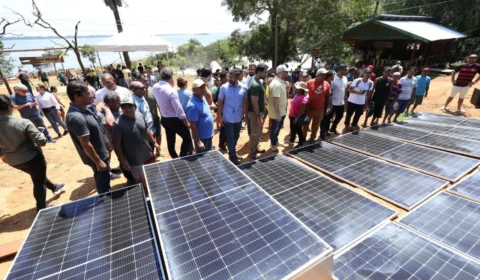 Governo do Amazonas leva energia solar a comunidades de Novo Airão