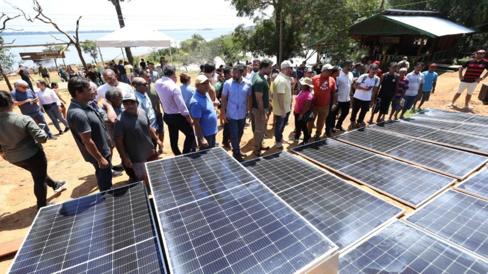 Governo do Amazonas leva energia solar a comunidades de Novo Airão